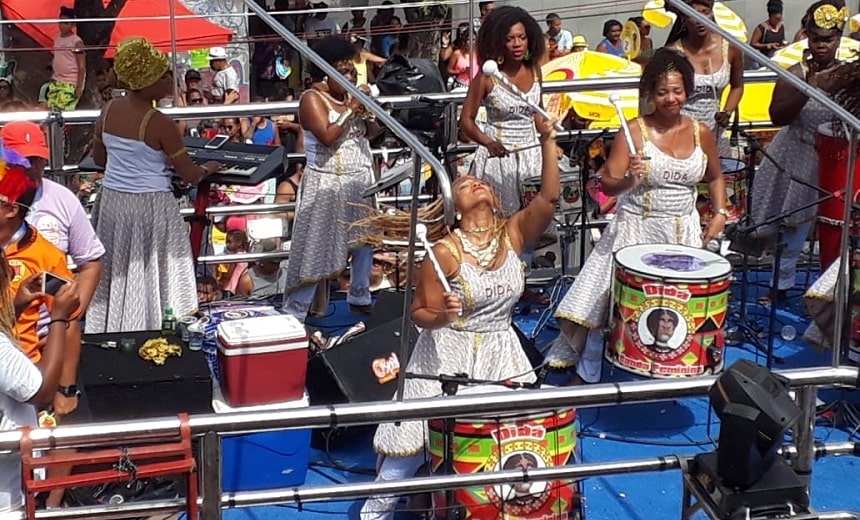 Meninas da Banda Didá dão show de percussão no Carnaval do Campo Grande; confira