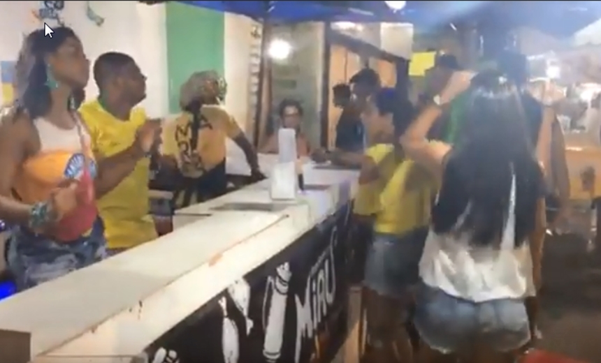 Arrocha? Que nada! A lambada dita ritmo e empolga foliões no Carnaval de Salvador