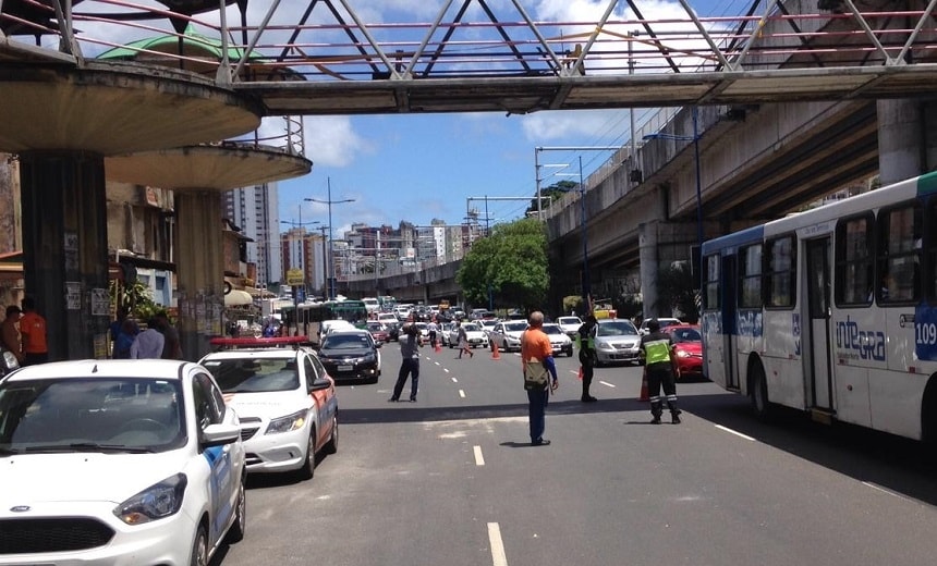 Trio elétrico bate em passarela e trânsito é interditado nos dois sentidos da Av. Bonocô