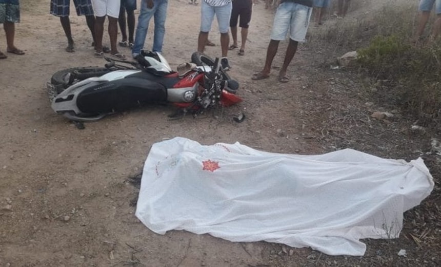 Jovem de 25 anos perde controle de moto e morre após veículo sair da pista