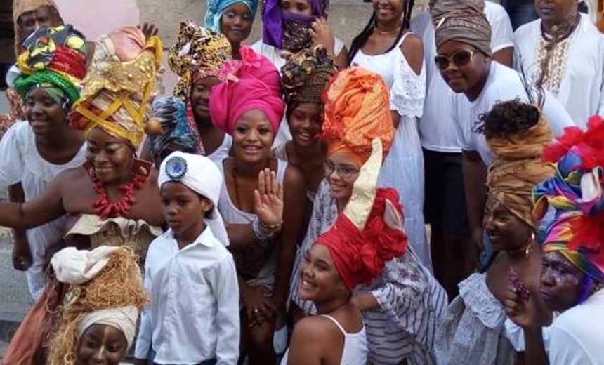 Desfile de turbantes marca encerramento de exposição de Negra Jhô