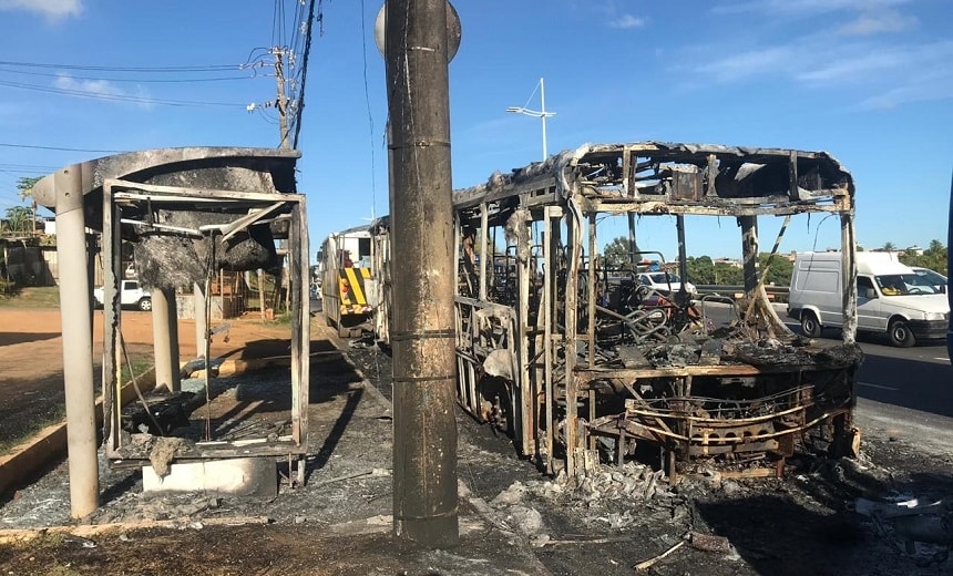 Ônibus pega fogo e fica totalmente destruído na Avenida Paralela