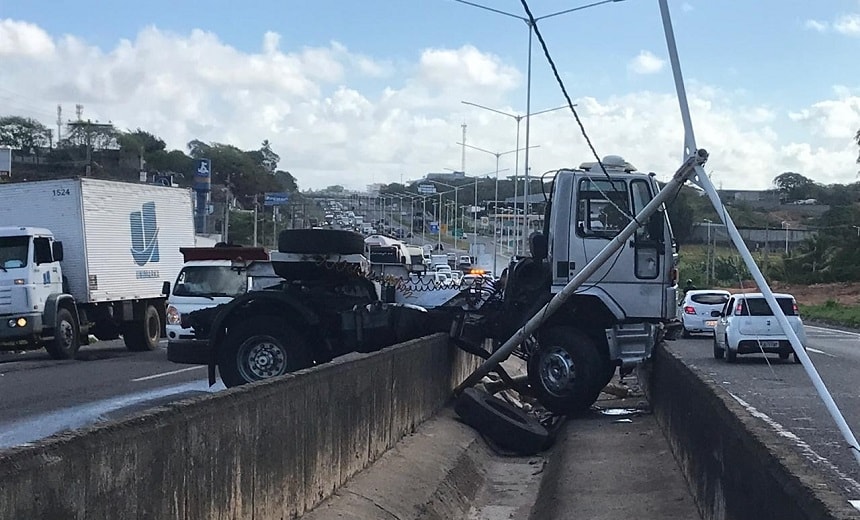 Caminhoneiro perde controle da direção, sobe em canteiro e atinge moto na BR-324