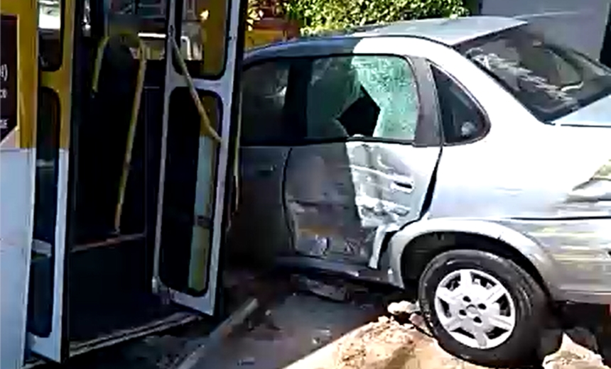 VÍDEO: Motorista perde controle de ônibus e atinge carro em &#8216;cheio&#8217;, em Pirajá