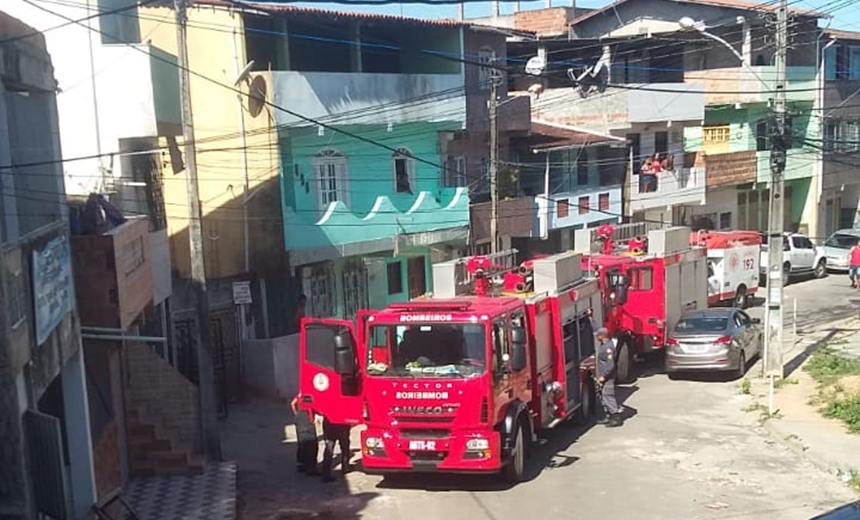 Explosão de botijão de gás provoca incêndio em residência, no bairro de Pau da Lima