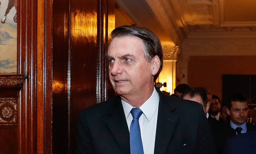 Fora da agenda oficial, Bolsonaro visita CIA com ministros e filho