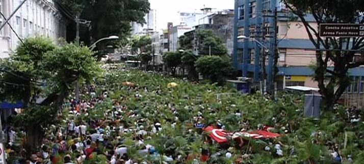 Milhares de fiéis participam da Procissão de Ramos no centro de Salvador