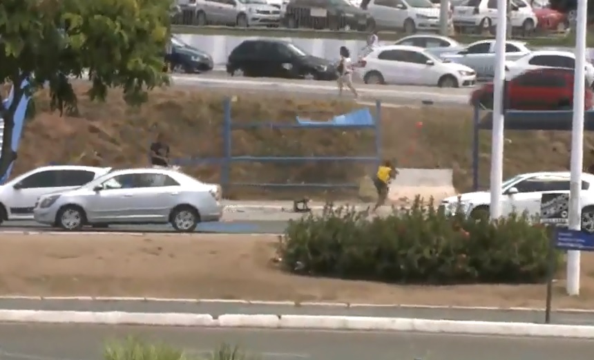 Vídeo mostra redemoinho destruindo ponto de ônibus na ACM; &#8220;muito assustada&#8221;