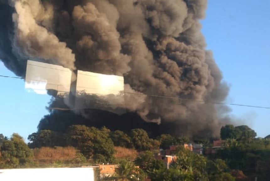 Incêndio de grande proporção atinge fábrica de colchões em Valéria