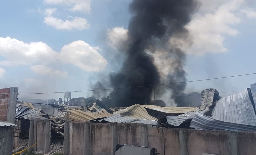 Bombeiros ainda atuam para conter incêndio em Valéria; fumaça é bastante tóxica