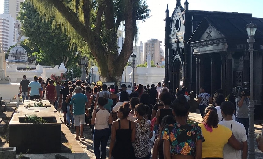 Tio e sobrinho que morreram após queda de elevador são enterrados