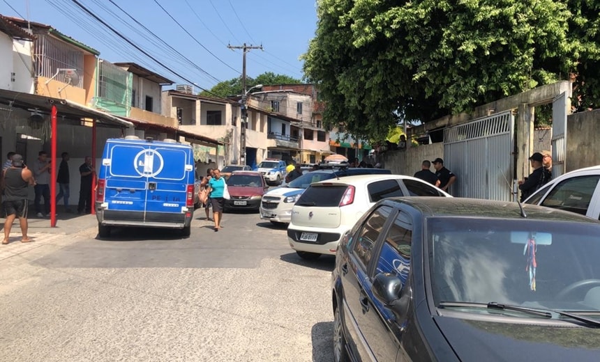 Homem é morto na porta de casa após deixar o filho na escola em Cajazeiras