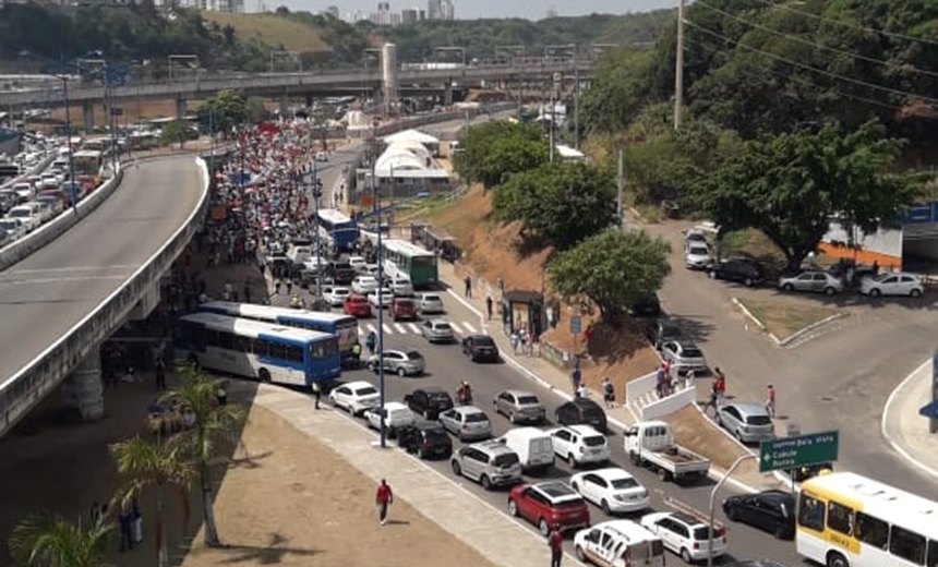 Ônibus param na Avenida ACM e trânsito fica travado em ponto de Salvador