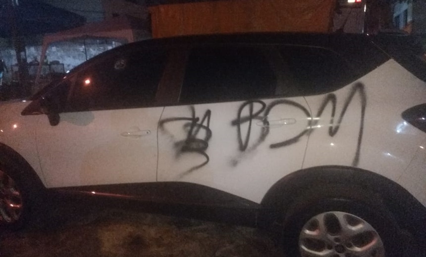 Facção mata dois e escreve &#8220;recado&#8221; em carro no Jardim Santo Inácio