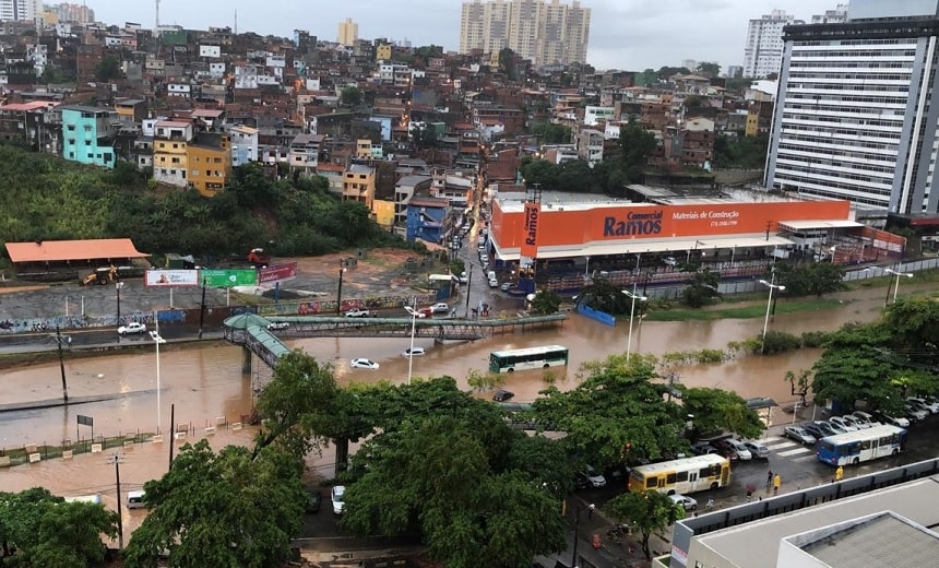 Chuva em Salvador: bombeiros resgatam ocupantes de veículos &#8220;ilhados&#8221; na Av. ACM