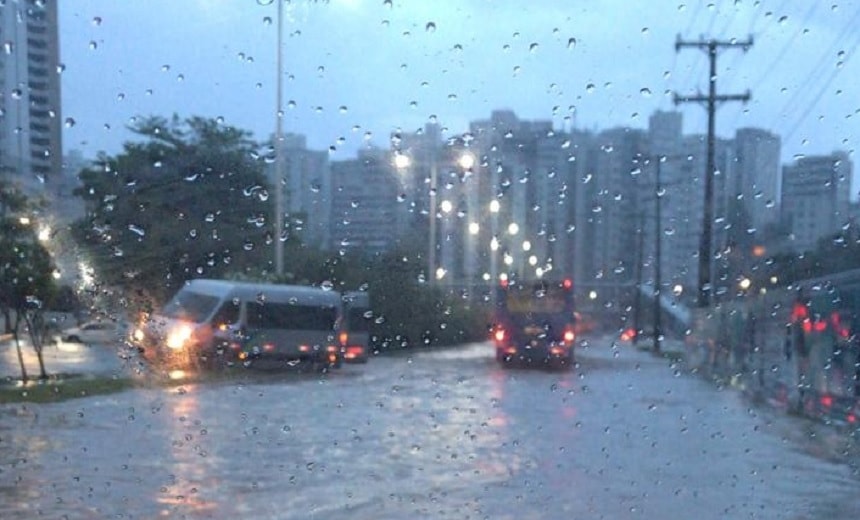 Chuva causa alagamentos, quedas de árvores e acidente de trânsito em Salvador