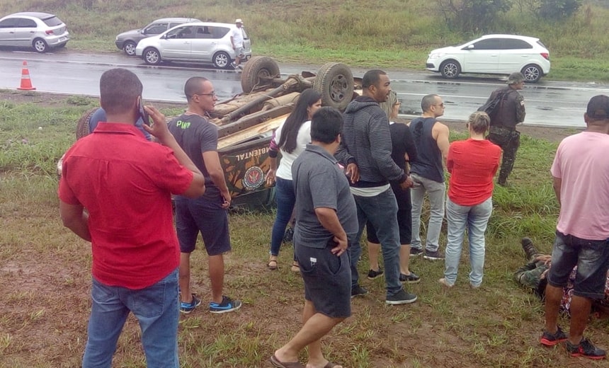 Viatura com três policiais capota na BR-324; chuva causou o acidente