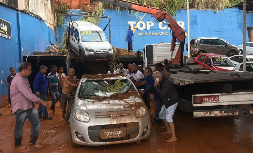 Após deslizamento de terra, lama atinge revendedora e 10 carros são destruídos