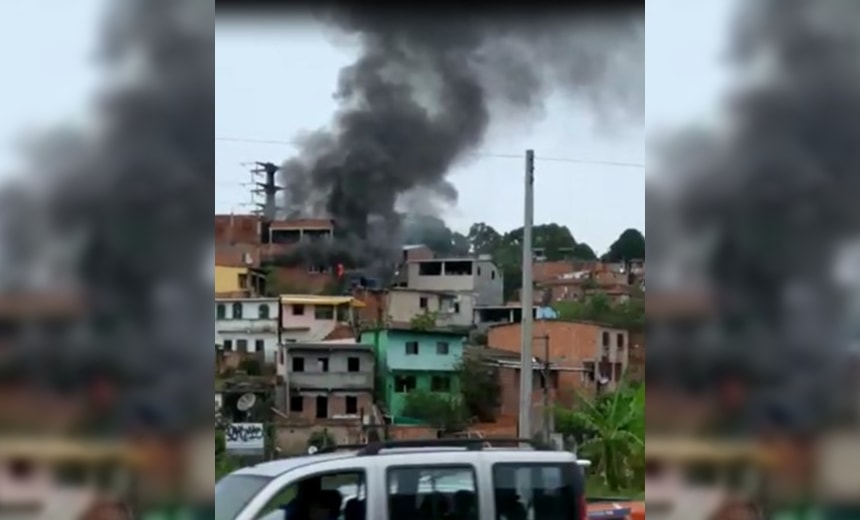 Vídeo: incêndio atinge casa no bairro do Calabetão em Salvador