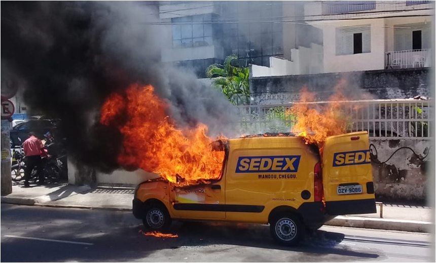 URGENTE: carro do Sedex pega fogo e interdita parte da Av.Garibaldi; veja vídeo