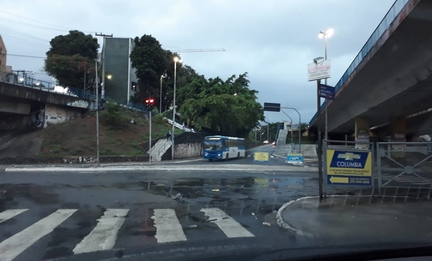 Vídeo: após madrugada de chuva, dia começa nublado e com alagamentos em Salvador