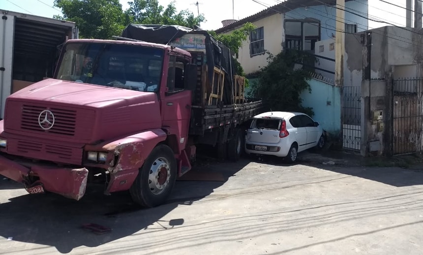 Caminhão perde freio em ladeira, bate em carros e invade casa em Mussurunga