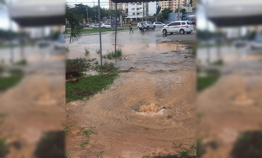 Tubulação de água rompe e deixa trecho de rua alagada no bairro do Imbuí