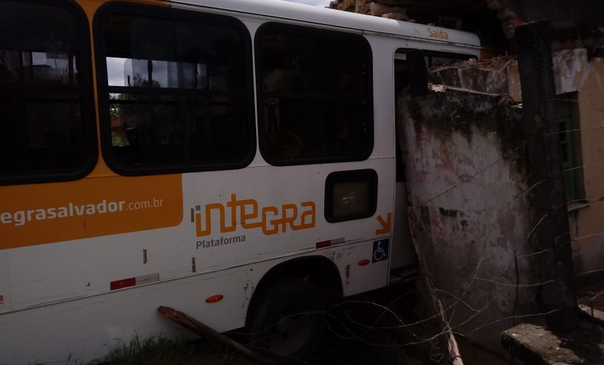 VÍDEO: motorista perde controle e ônibus atinge casa no final de linha do Rio Sena