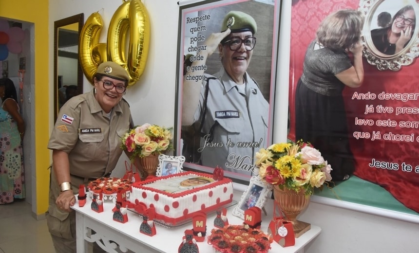 Em Candeias, sexagenária homenageia a PM em aniversário e vive seu &#8220;dia de comando&#8221;