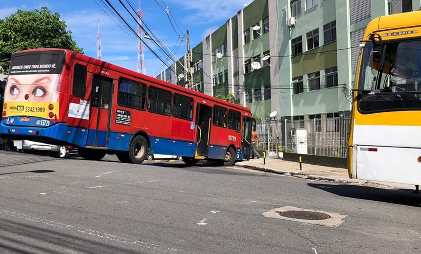 Ônibus invade calçada na Federação e seis carros &#8220;engavetam&#8221; na Av. Paralela