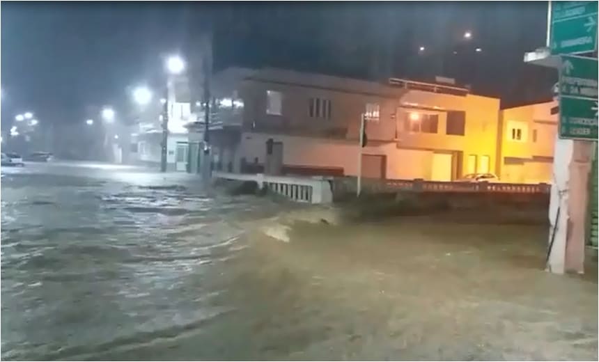 Dois rios transbordam na madrugada e deixam Jacobina em estado de caos; assista