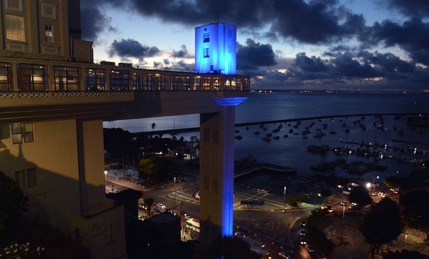 Monumentos de Salvador são iluminados em alusão ao Dia do Autismo