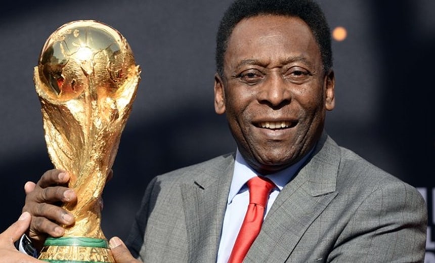 Pelé é internado em hospital de Paris após passar mal durante madrugada desta quarta