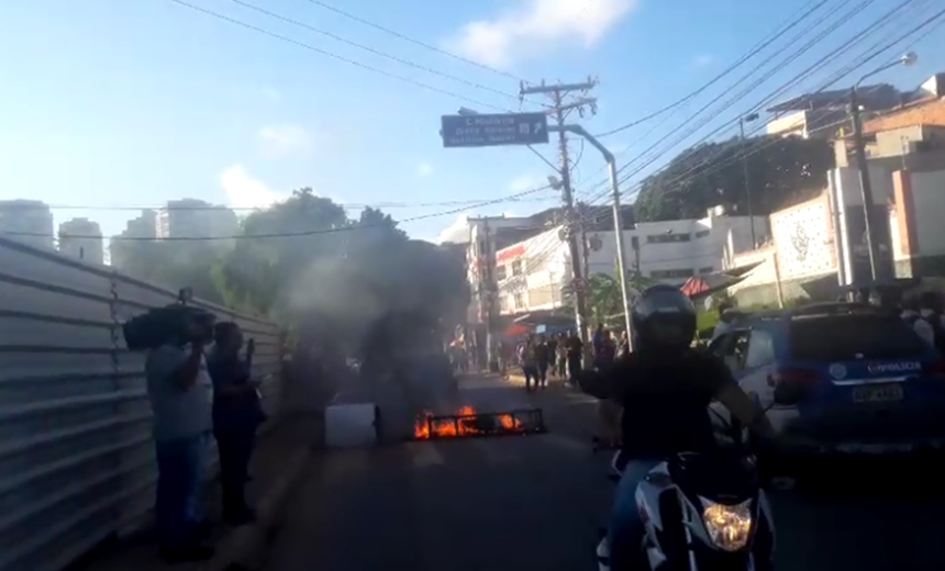 Moradores queimam objetos e bloqueiam pista no Vale das Pedrinhas; vídeo