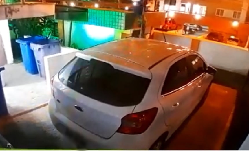 Ladrão escala muro e invade prédio para roubar carros na Vila Laura; veja vídeos