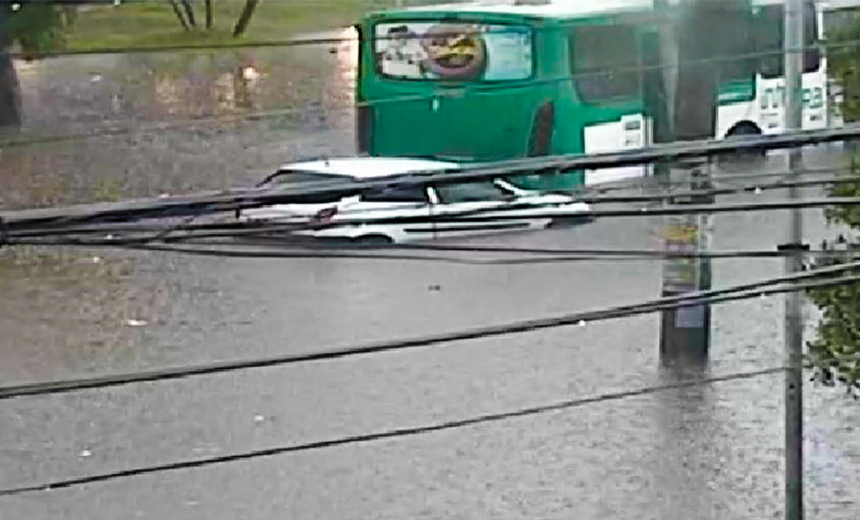 Chuva forte deixa ruas alagadas e causa transtorno na região dos Dois Leões