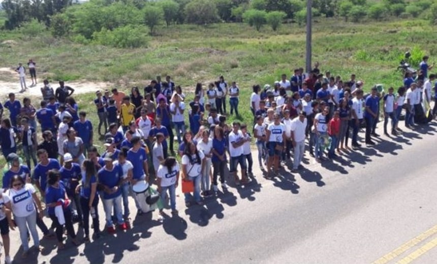 Alunos protestam contra fechamento de escola em Itambé e bloqueiam BA-263