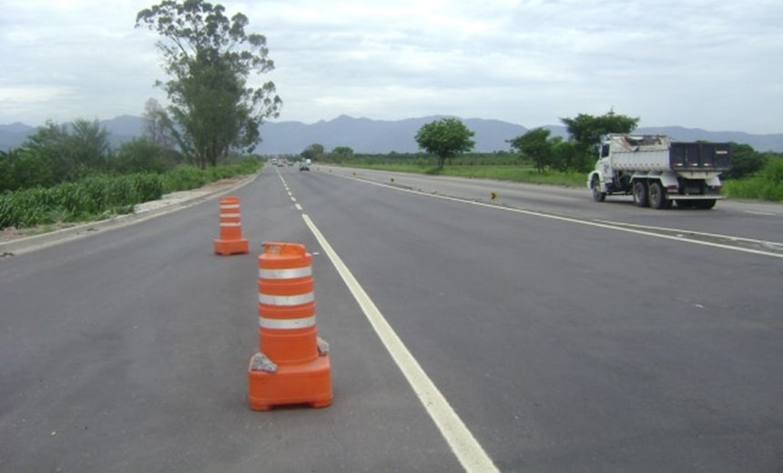 Acidente com carga inflamável deixa um ferido e pista bloqueada na BR-324