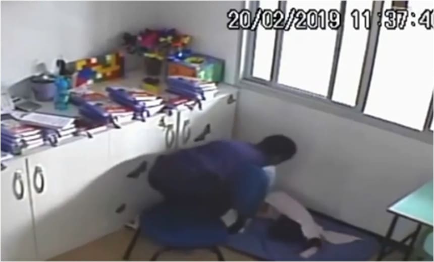 Câmeras de segurança flagram diretora de creche agredindo criança; assista