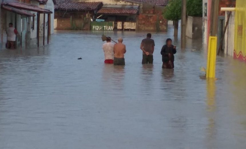 Vídeo: chuva em Paulo Afonso causa alagamento e suspensão de aulas