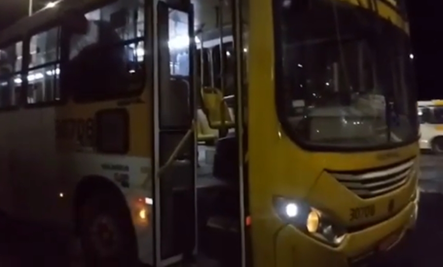 &#8220;De um ponto &#8216;pro&#8217; outro&#8221;: passageiros relatam assalto a ônibus nesta sexta; vídeo