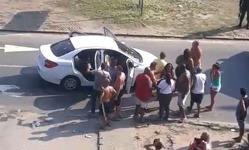 Exército fuzila carro, mata uma pessoa e fere outra no Rio Janeiro