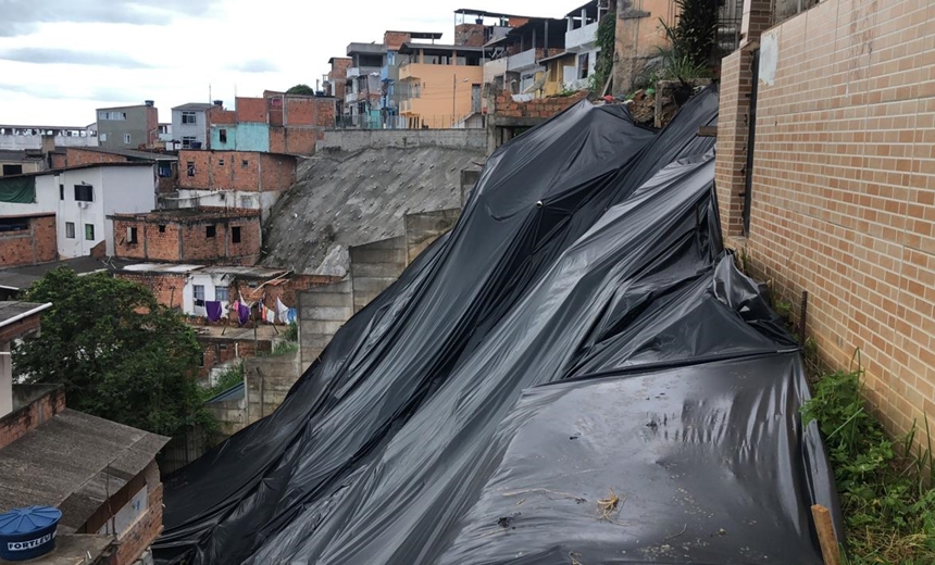 Situação de encosta na Calçada piora e moradores ficam apreensivos; assista