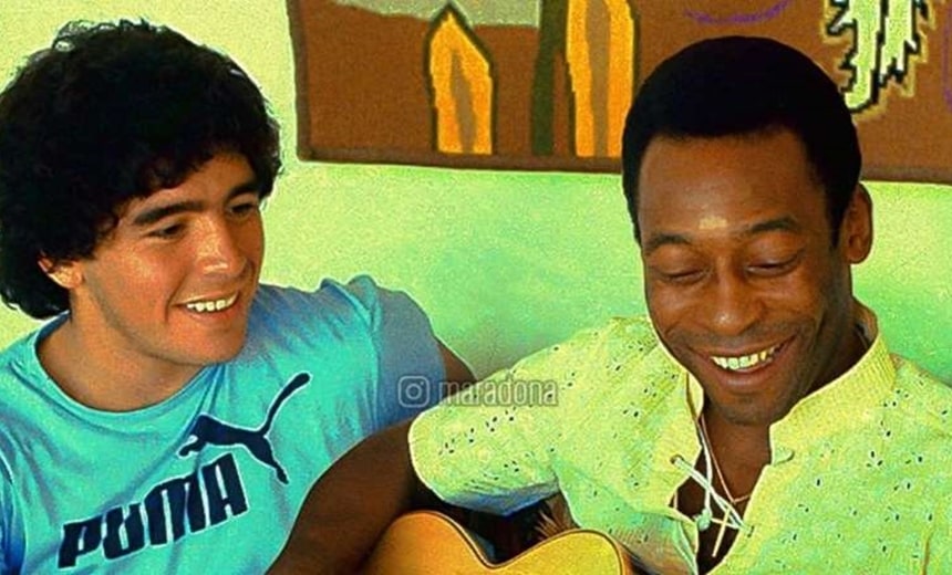 Maradona posta foto com Pelé em rede social e deseja pronta recuperação ao Rei