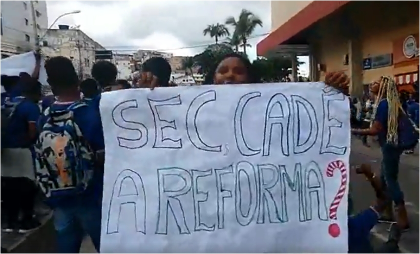 Por problemas de infraestrutura em colégio, estudantes protestam no Rio Vermelho