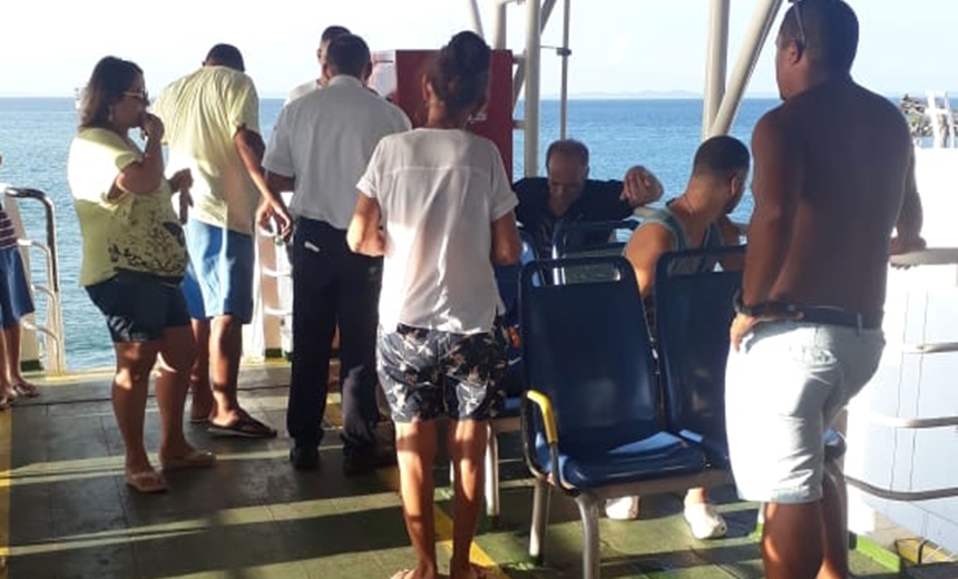 Ferry volta ao terminal após passageira passar mal durante viagem; veja vídeo