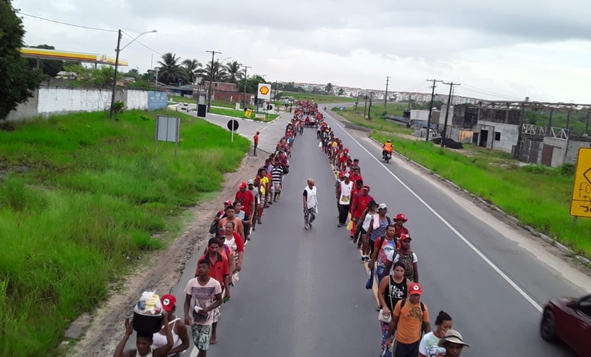 Marcha do MST reúne pouco mais de mil pessoas e interdita parte da BA-531,em Camaçari