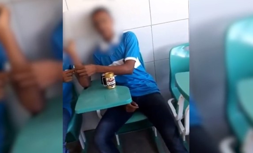 Vídeos mostram alunos fumando maconha dentro de sala de aula em escola baiana