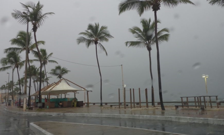 Chuva provoca transtornos em diversos pontos da capital baiana; confira previsão