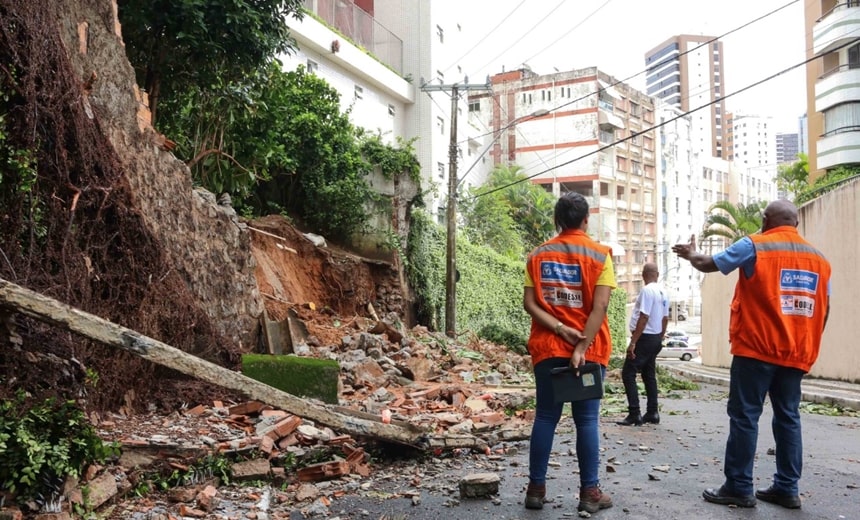 Por causa de deslizamento, muro cede e via é bloqueada no Jardim Apipema